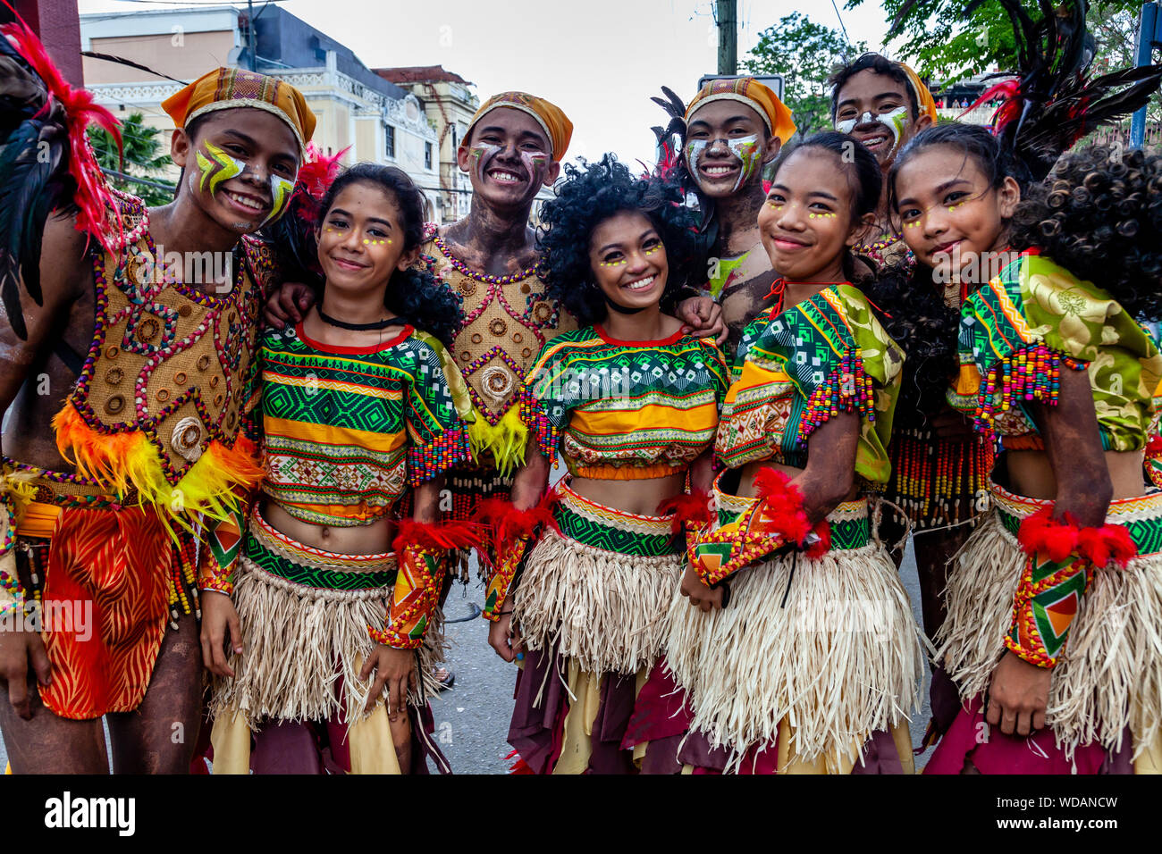 Danseurs tribaux posent pour une photo à l'Dinagyang Festival, la Ville d'Iloilo, aux Philippines, l'île de Panay Banque D'Images