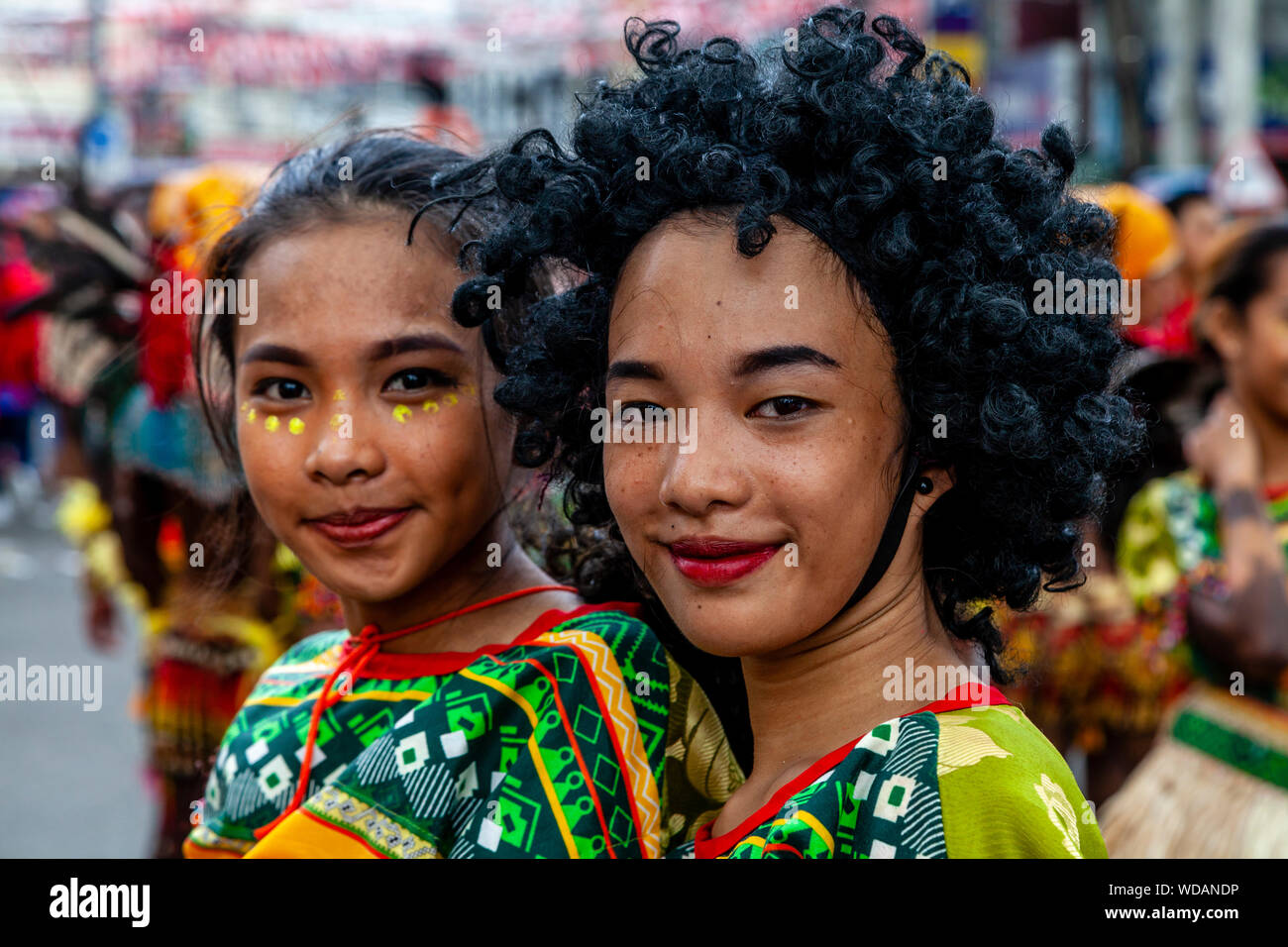 Danseurs tribaux au Festival Dinagyang, la Ville d'Iloilo, aux Philippines, l'île de Panay Banque D'Images
