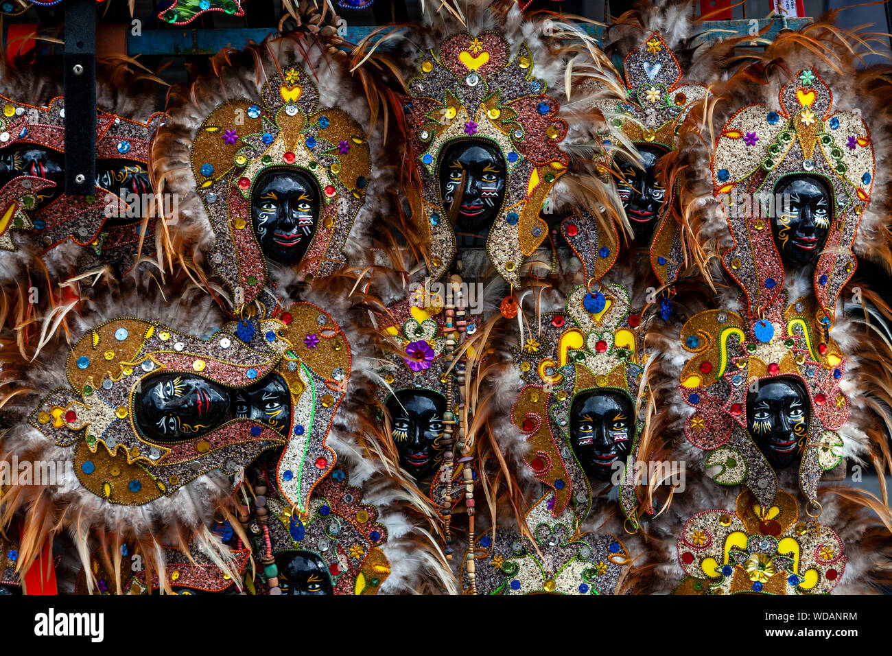 Les masques souvenir en vente à l'Dinagyang Festival, la Ville d'Iloilo, aux Philippines, l'île de Panay Banque D'Images