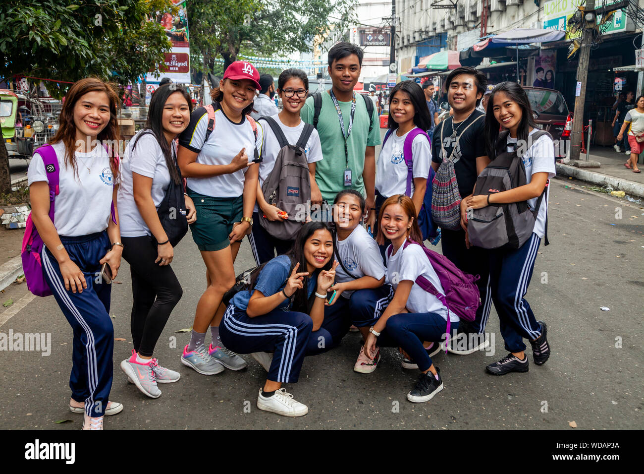 Un groupe de jeunes Philippins posent pour une photo pendant la Dinagyang Festival, la Ville d'Iloilo, aux Philippines, l'île de Panay Banque D'Images