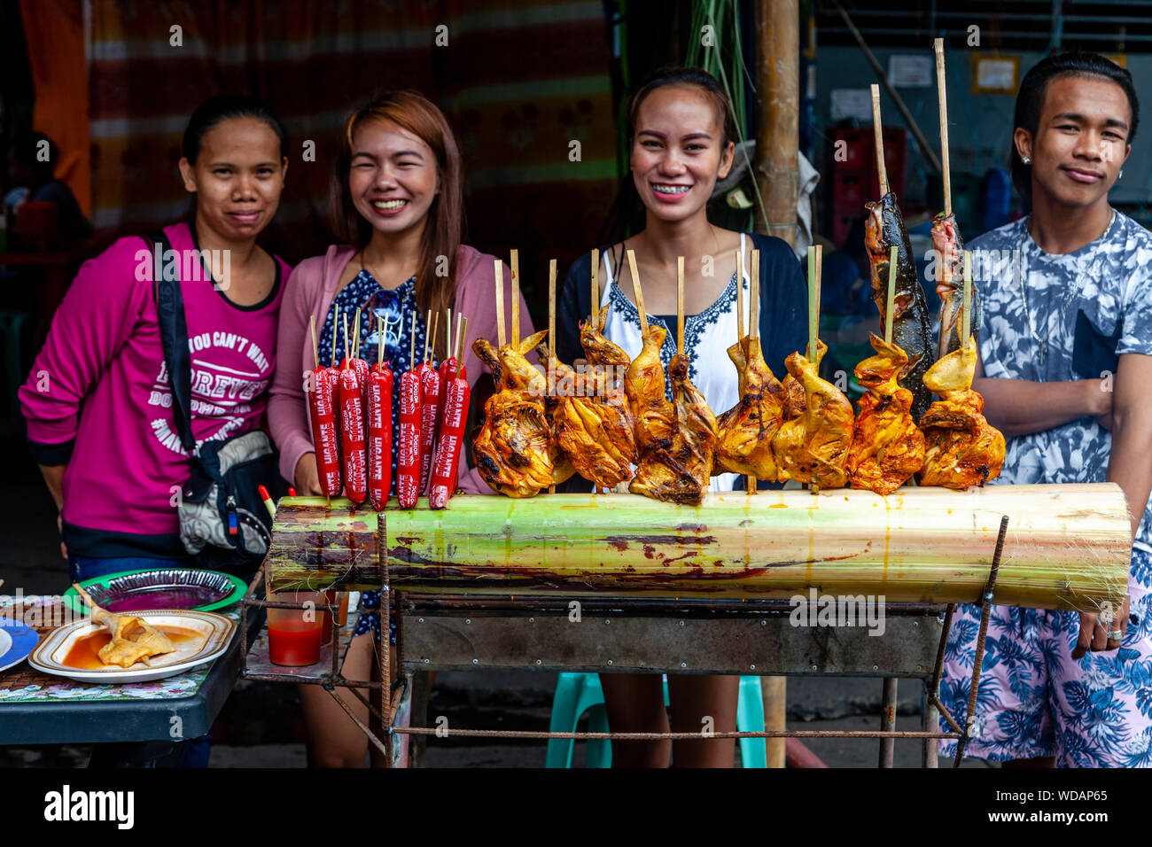Vente de jeunes Philippins Au cours de l'alimentation de rue Festival Dinagyang, la Ville d'Iloilo, aux Philippines, l'île de Panay Banque D'Images
