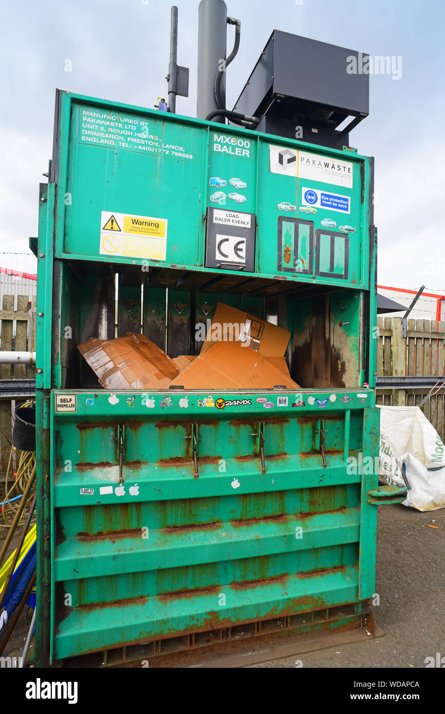 Prêts pour le traitement par carton carton pressage de la machine au centre  de recyclage de déchets ménagers conseil united kingdom Photo Stock - Alamy