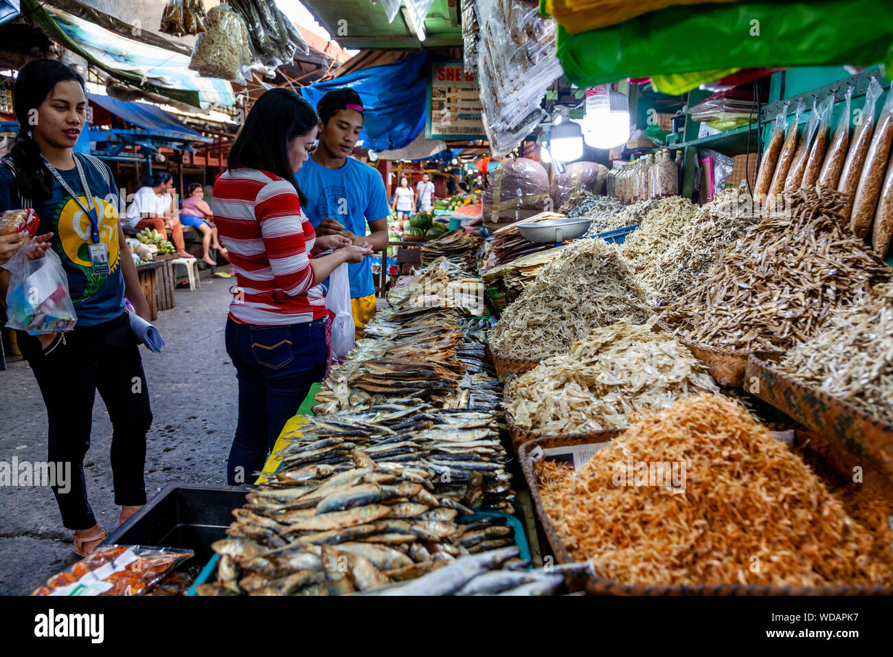Poissons et fruits de mer séchés vendus à un marché dans la ville d'Iloilo, aux Philippines, l'île de Panay Banque D'Images