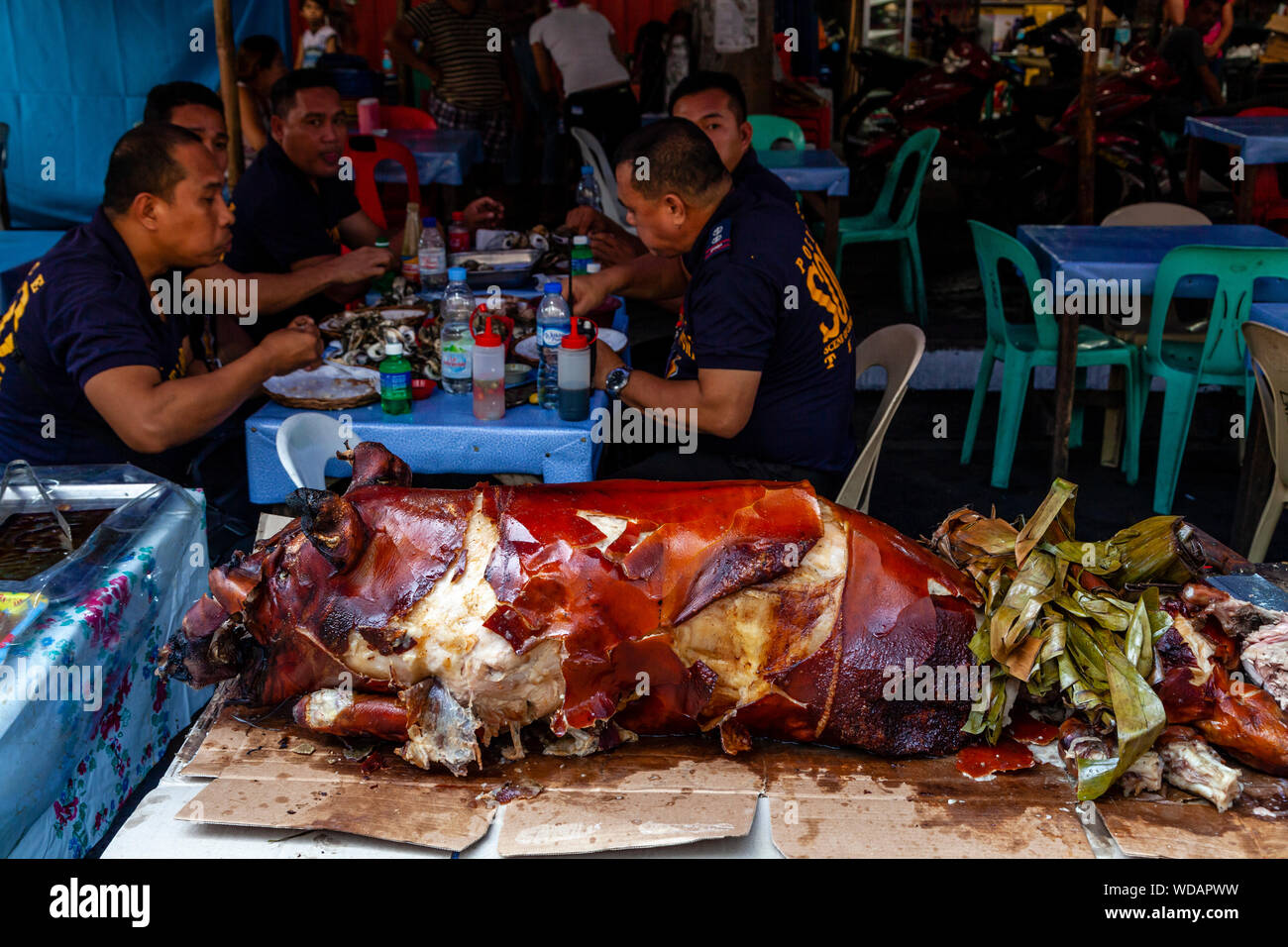 Tout un cochon de lait rôti sur une table à l'extérieur d'un restaurant, La Ville d'Iloilo, aux Philippines, l'île de Panay Banque D'Images