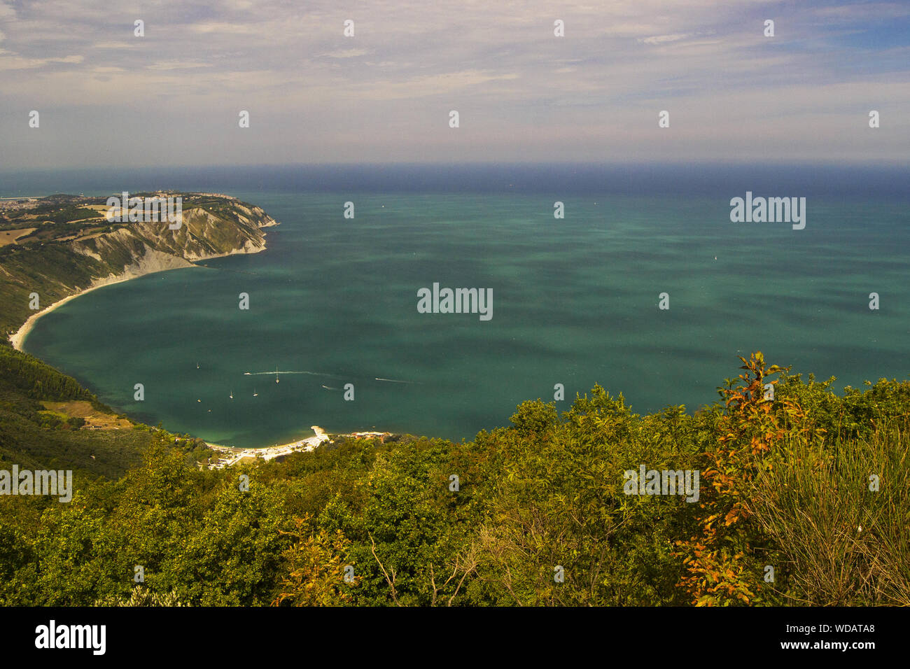 Falaises et plages de mont Conero promontoire dans la mer Adriatique. Ancône, Région des Marches, Italie Banque D'Images