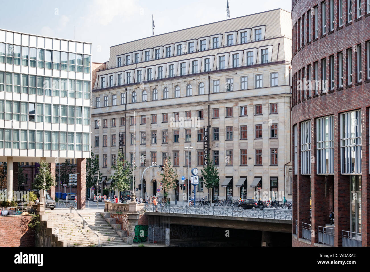 27 août 2019, Hambourg : Le luxueux quartier Stadthöfe au centre-ville de Hambourg allie appartements, un hôtel, des boutiques et des bureaux dans un ancien bâtiment gouvernemental. Photo : Markus Scholz/dpa Banque D'Images