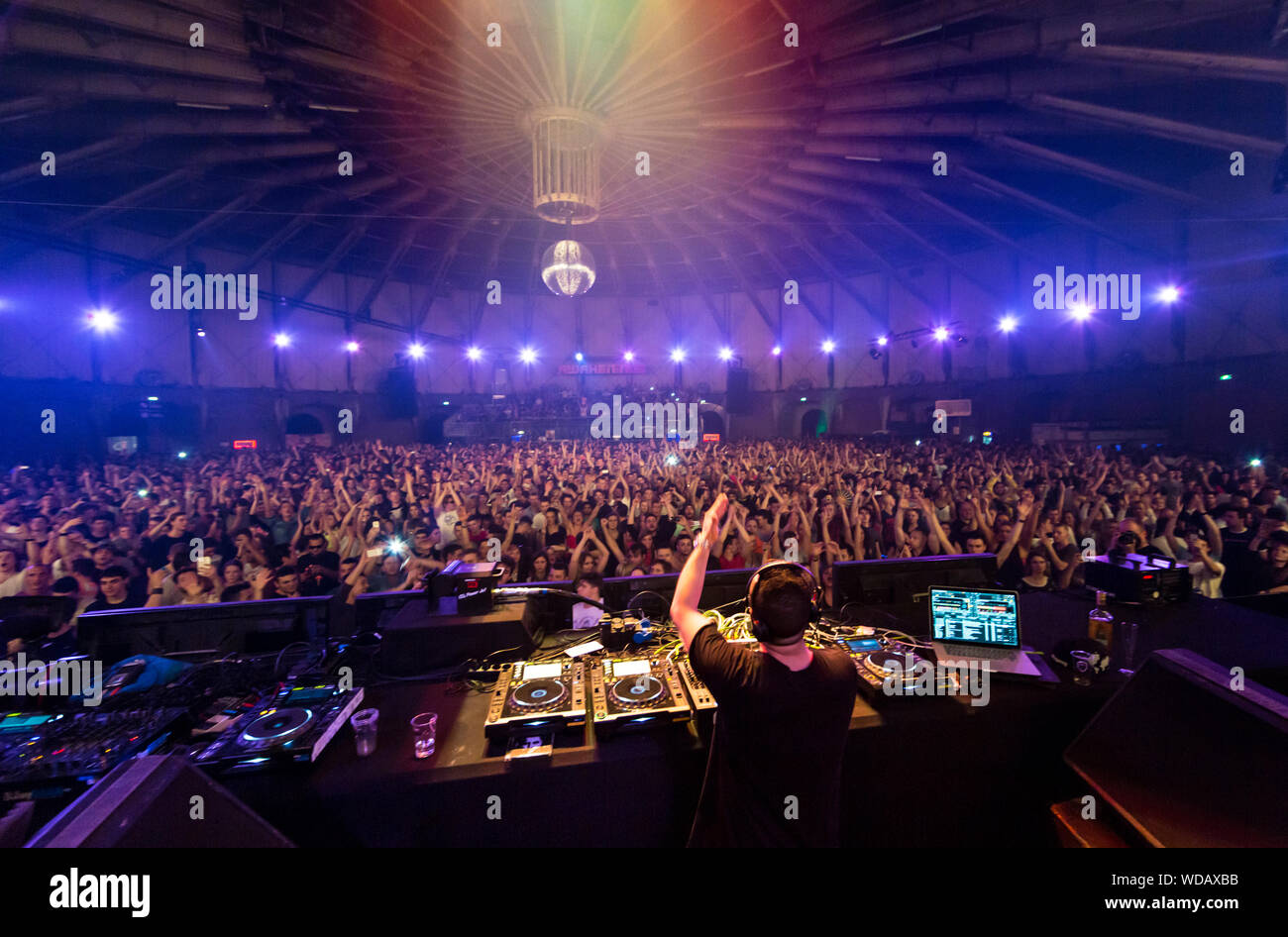 DJ en face de foule en boîte de nuit à Amsterdam, Nederlands Photo Stock -  Alamy