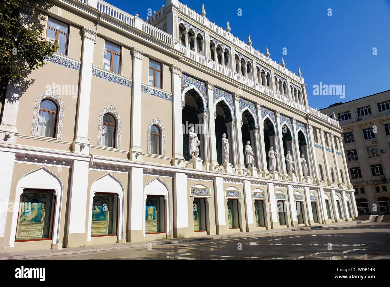 9 septembre 2017, Bakou, Azerbaïdjan - Musée de la littérature azerbaïdjanaise en l'honneur de Nizami Gencevi. Vue depuis l'angle gauche. Banque D'Images