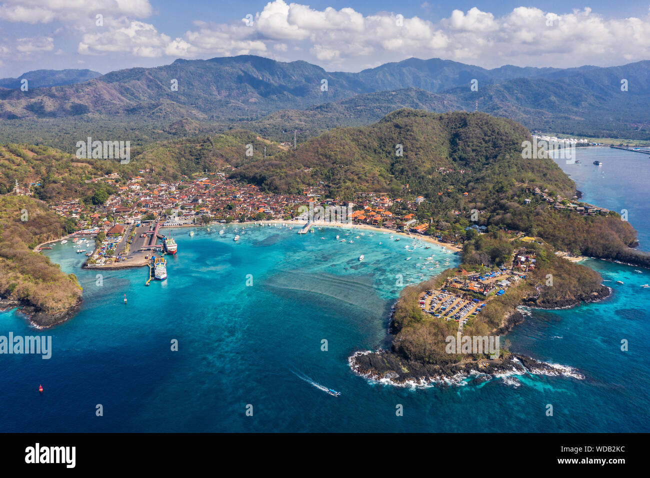 Vue aérienne du port et de la plage de Padang Bai, à Bali, en Indonésie. Le  port est la principale porte d'entrée vers l'île de Lombok Photo Stock -  Alamy