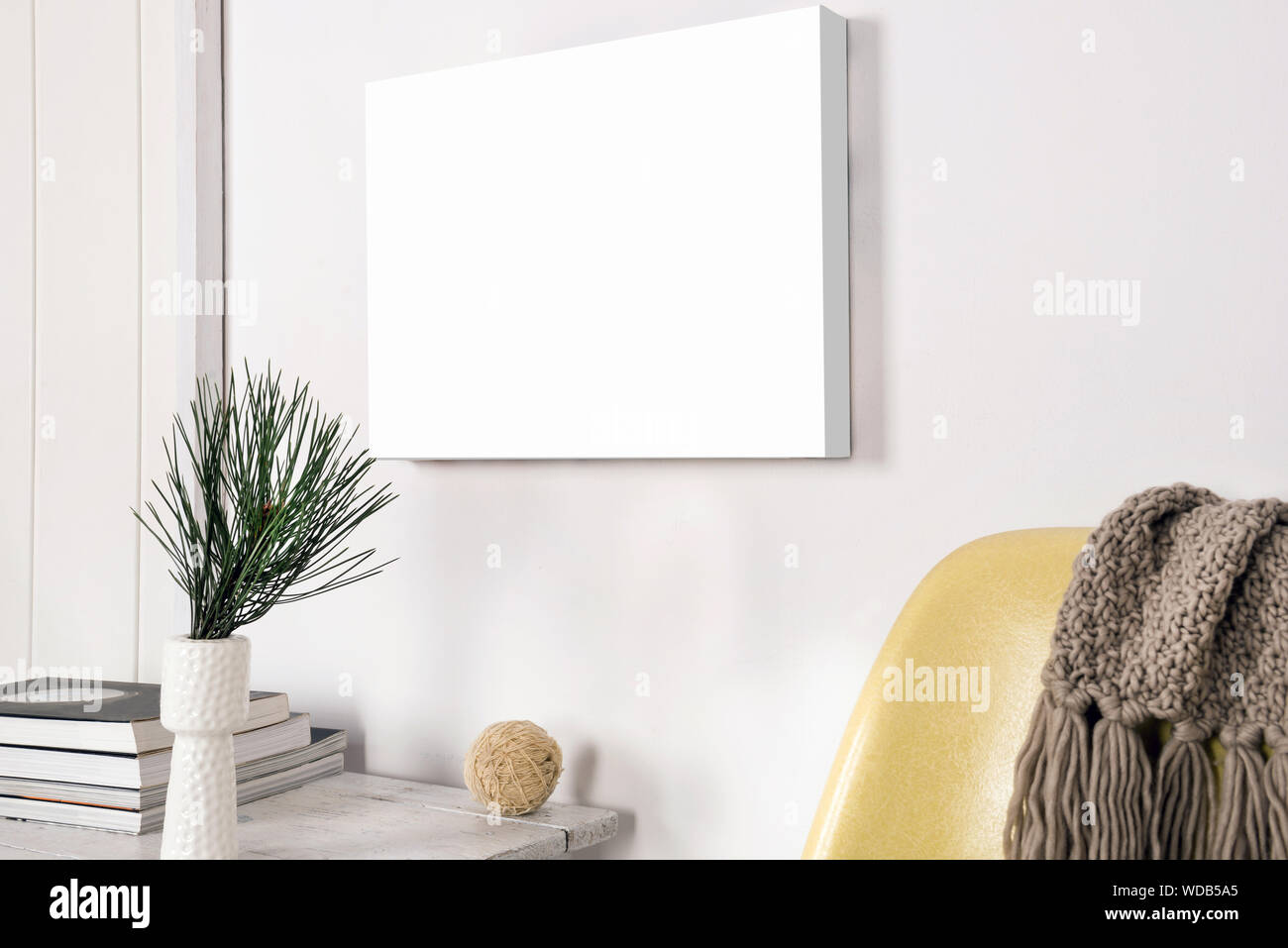 Mock up toile vierge sur mur blanc interior design Banque D'Images