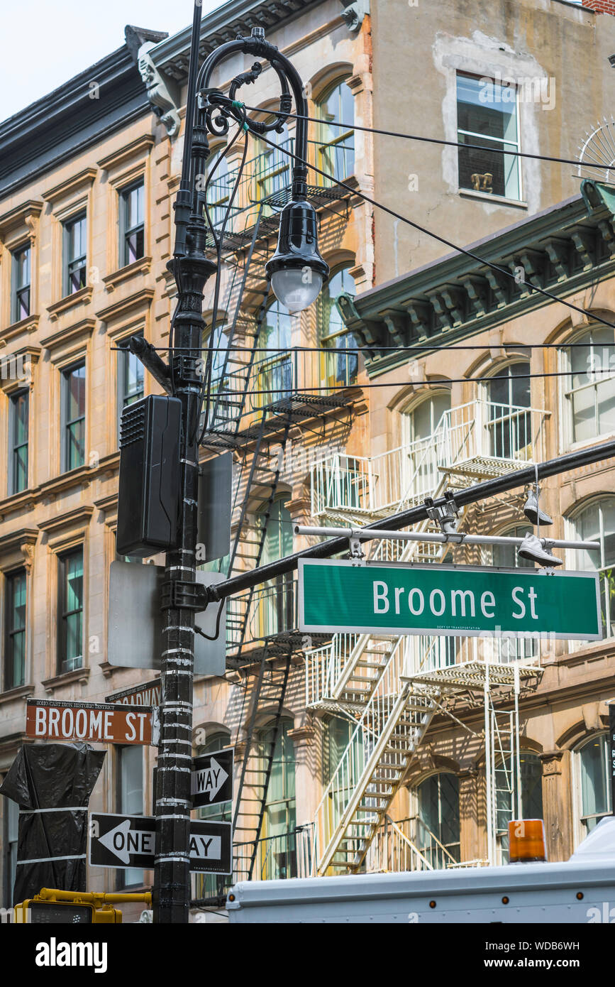 Broome Street New York, vue sur les bâtiments de Broome Street, typique de l'architecture du quartier des fontes de Soho, New York City, États-Unis Banque D'Images