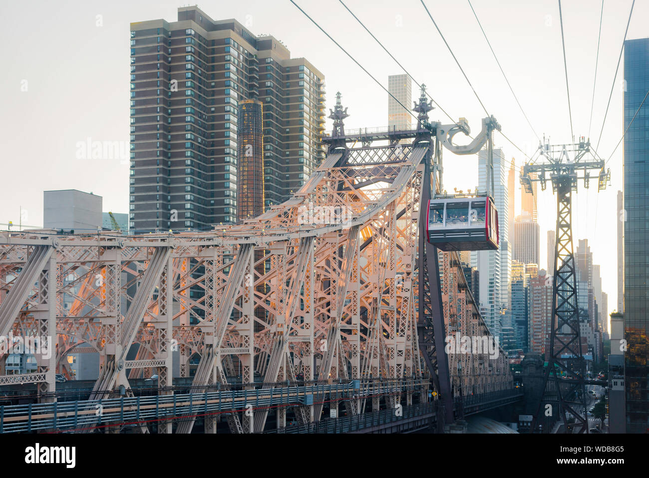 Roosevelt Island Tramway, voir d'un téléphérique à côté de la voiture Queensboro Bridge à Manhattan voyageant à Roosevelt Island, New York City, USA Banque D'Images