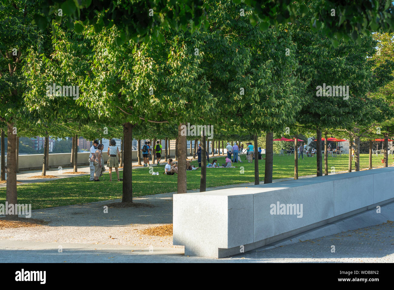 Roosevelt Island Park, vue en été de tilleuls et une section de mur enveloppant les quatre libertés de Franklin D Roosevelt Park, NYC, USA. Banque D'Images