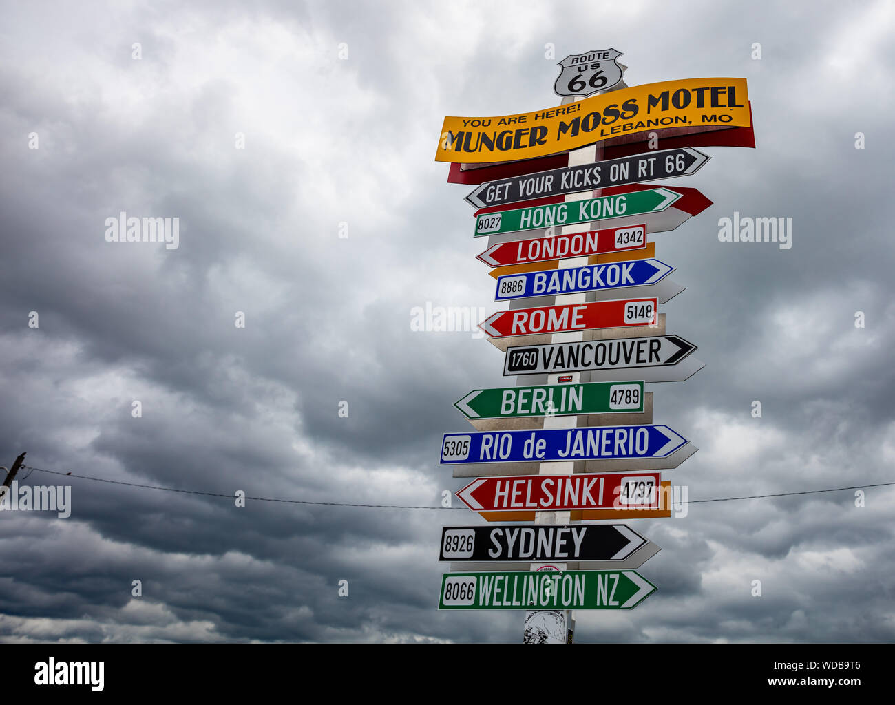 USA, Liban, Missouri, le 12 mai 2019. Munger Moss Motel Route 66 funny signpost, destinations de voyage, ciel nuageux jour de printemps Banque D'Images