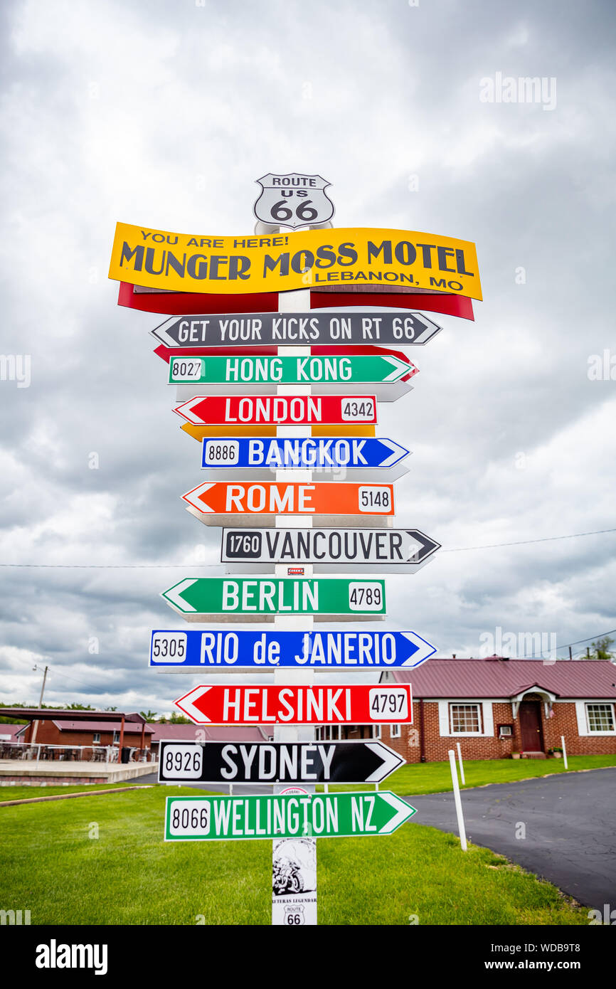 USA, Liban, Missouri, le 12 mai 2019. Munger Moss Motel Route 66 funny signpost, destinations de voyage, ciel nuageux jour de printemps Banque D'Images