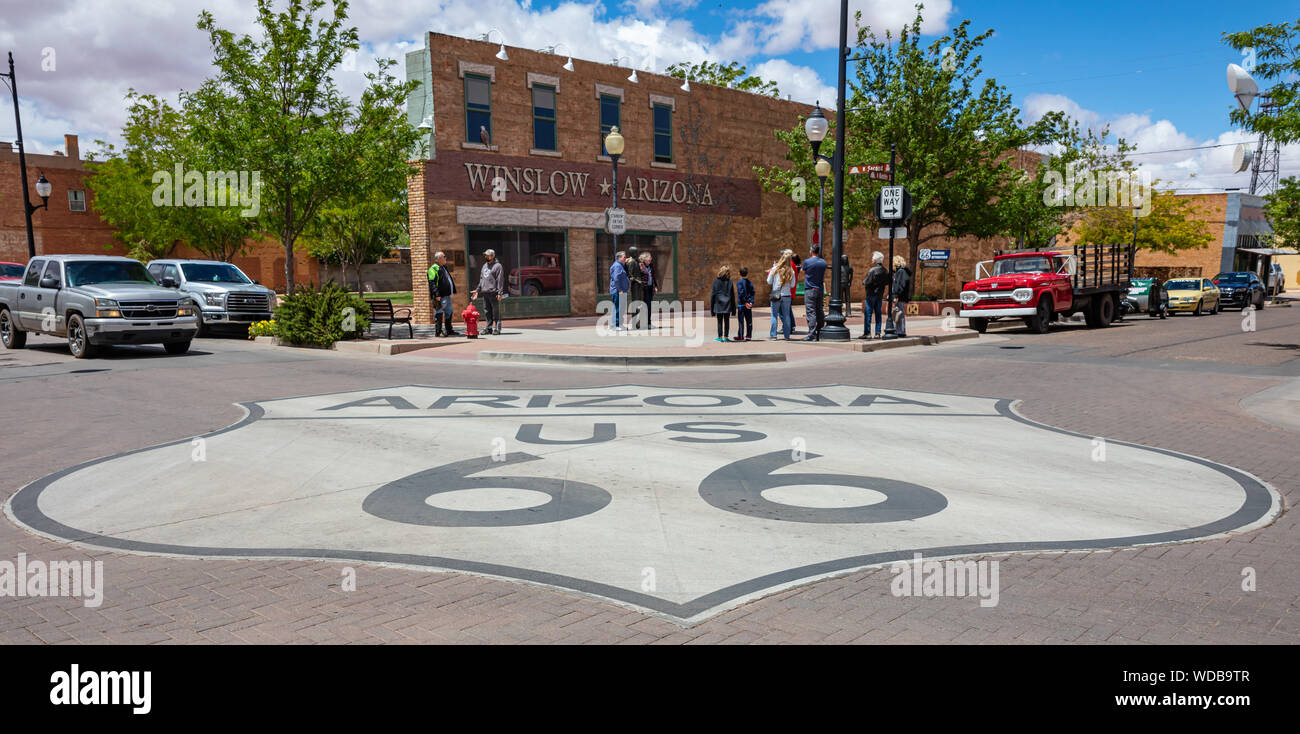 Winslow, Arizona Nous. 23 mai, 2019. L'historique route 66 sign dans la rue, les touristes à la recherche à l'Standin statue sur le coin, Banque D'Images