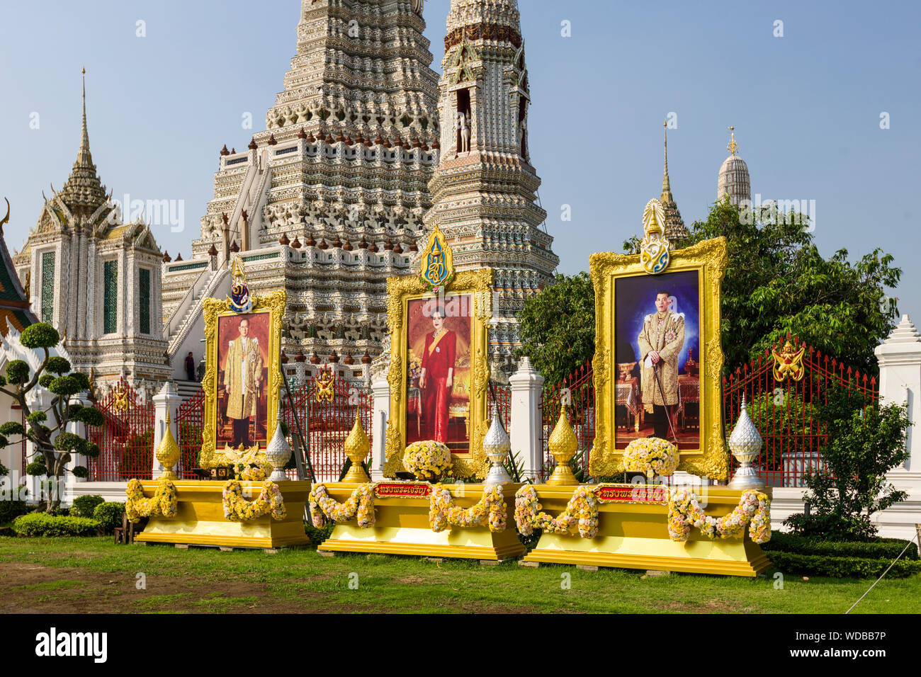 Portrait géant de la famille royale dans les jardins de Wat Arun, Bangkok, Thaïlande Banque D'Images