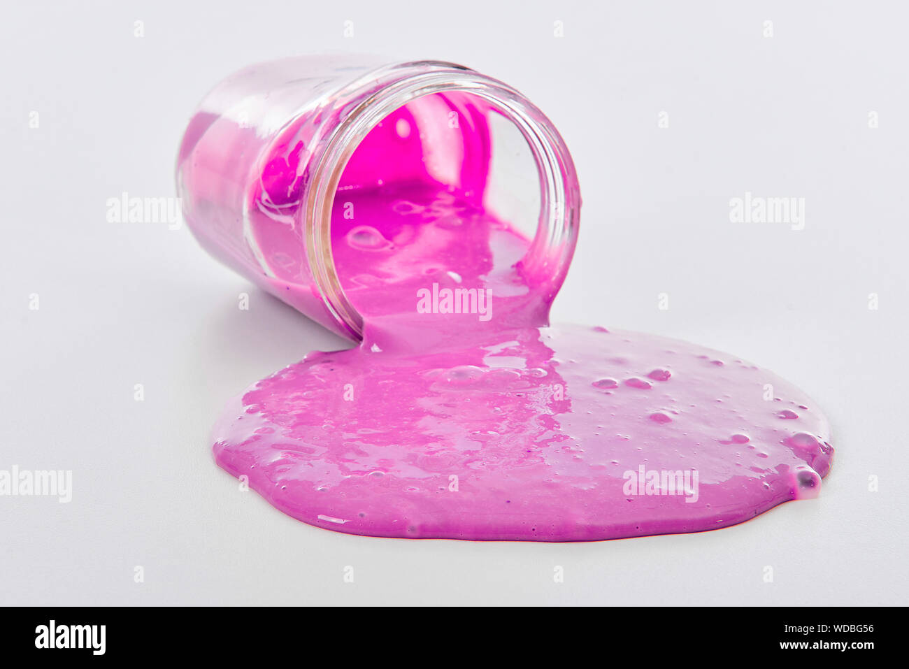 Appelé jouet Slime déversant du pot sur fond blanc Banque D'Images