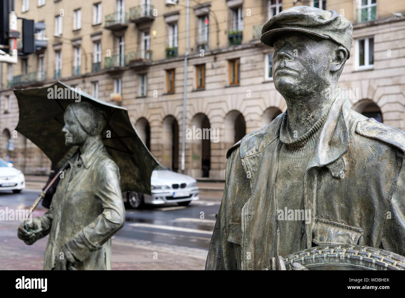 Passage, une sculpture en bronze représentant un groupe de personnes, dans  l'ordre décroissant, puis sortant d', le trottoir, dans la ville de  Wroclaw, Pologne Photo Stock - Alamy