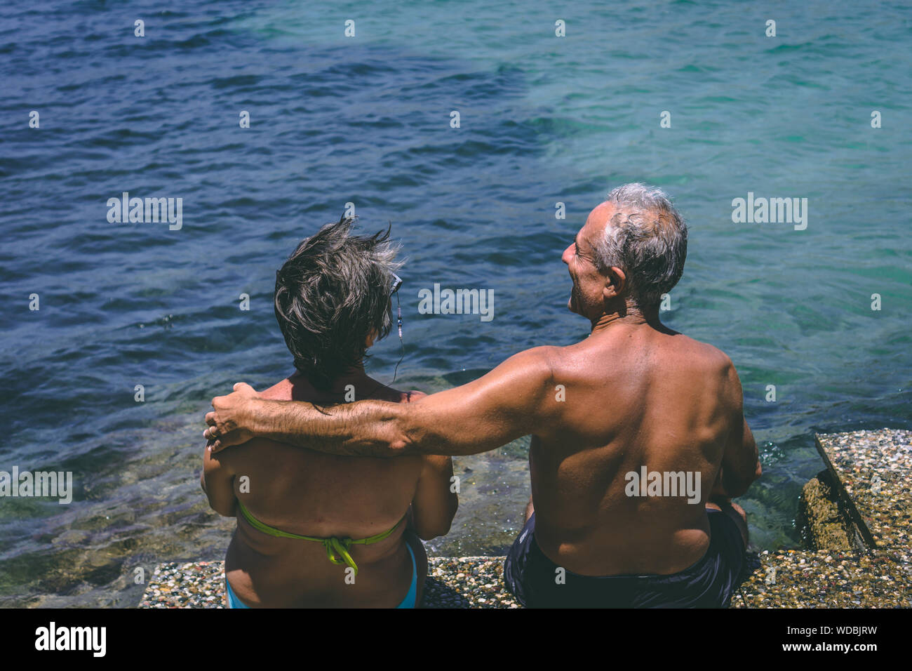 Happy senior couple au bord de la mer profiter de la retraite. Couple de personnes âgées. Sommet du temps. Banque D'Images Happy senior couple au bord de la mer profiter de la retraite. Couple de personnes âgées. Sommet du temps. Banque D'Images