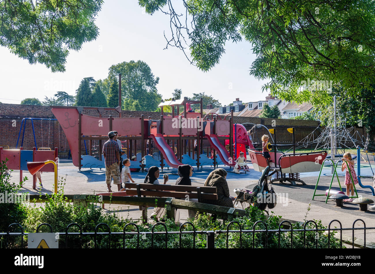 Les enfants jouent dans une aire de jeux pour enfants dans le parc dans la région de Marlow Higginson. Banque D'Images