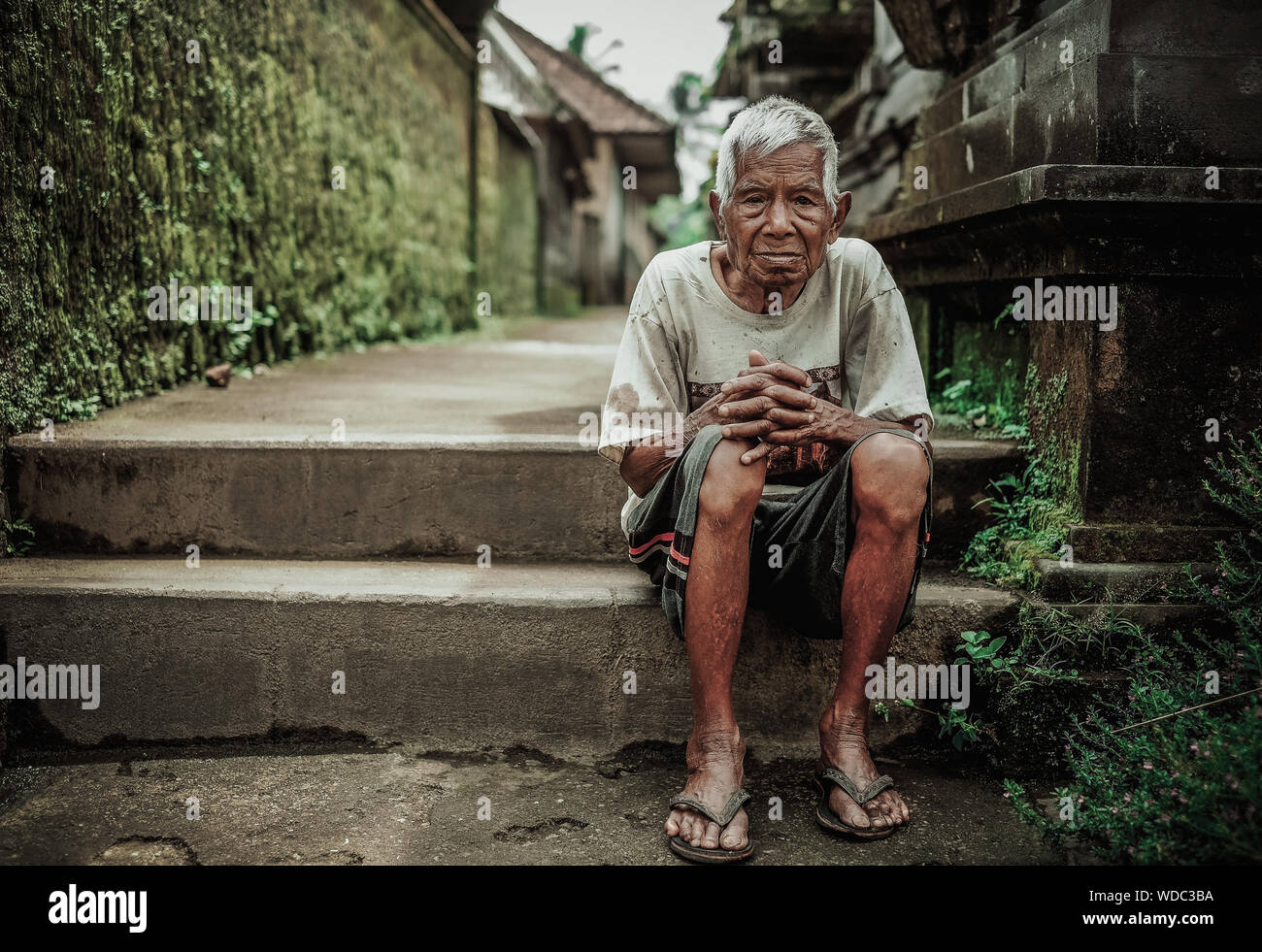 Vieil homme assis Banque D'Images