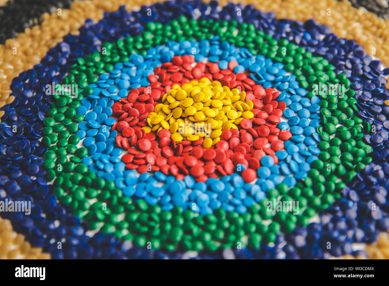Colorant polymérique colorés industriels. Granules de plastique. Colorant pour les matières plastiques. Pigment dans la texture de fond des granules de polyéthylène en plastique. Banque D'Images