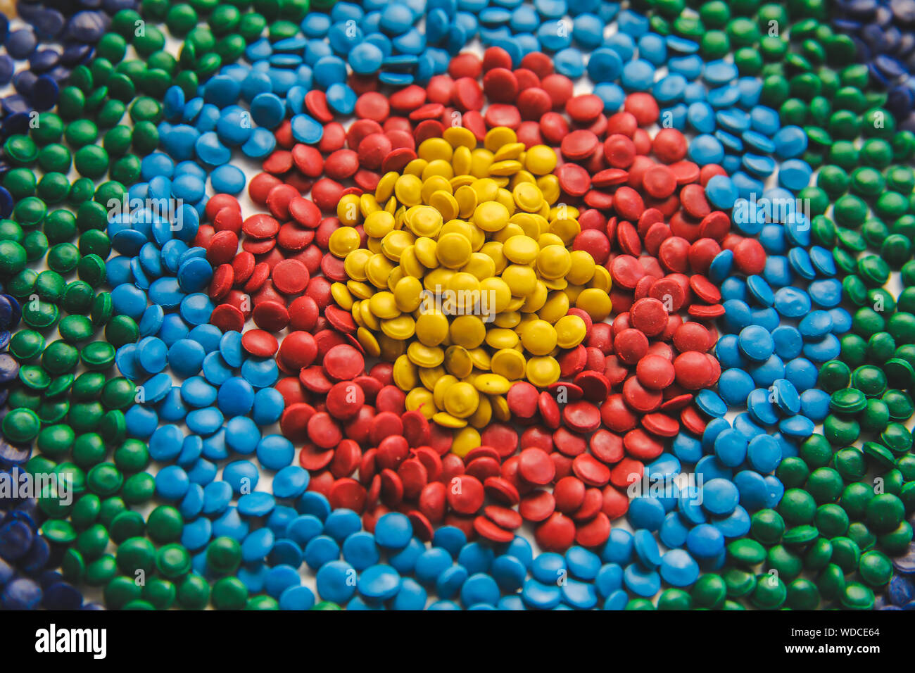 Colorant polymérique colorés industriels. Granules de plastique. Colorant pour les matières plastiques. Pigment dans la texture de fond des granules de polyéthylène en plastique. Banque D'Images