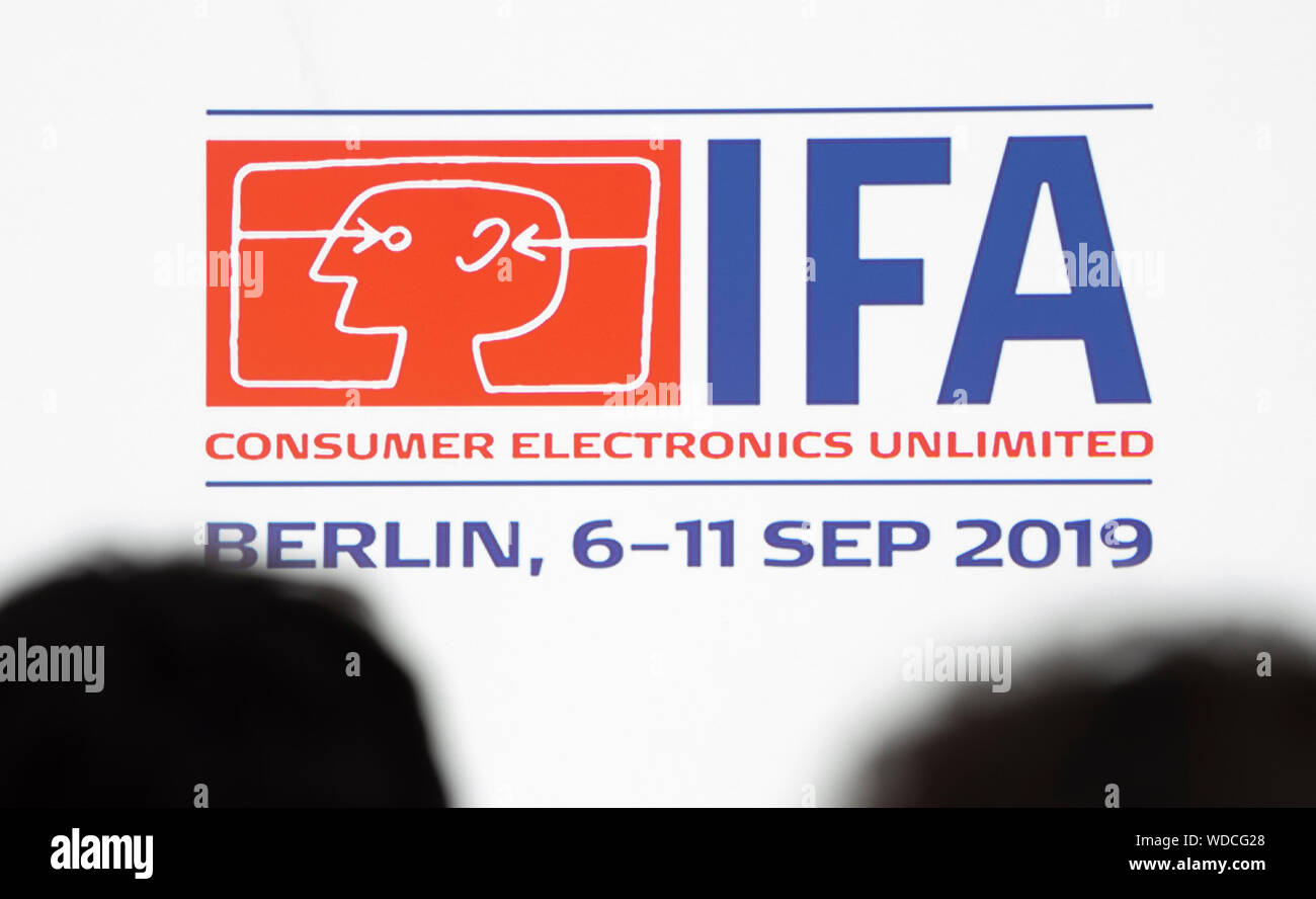 Berlin, Allemagne. Août 29, 2019. L 'IFA' le lettrage et le logo de l'International Consumer Electronics Fair peut être vu sur une affiche. Funkausstellung le début le 06.09.2018 à Berlin. Crédit : Paul Zinken/dpa/Alamy Live News Banque D'Images