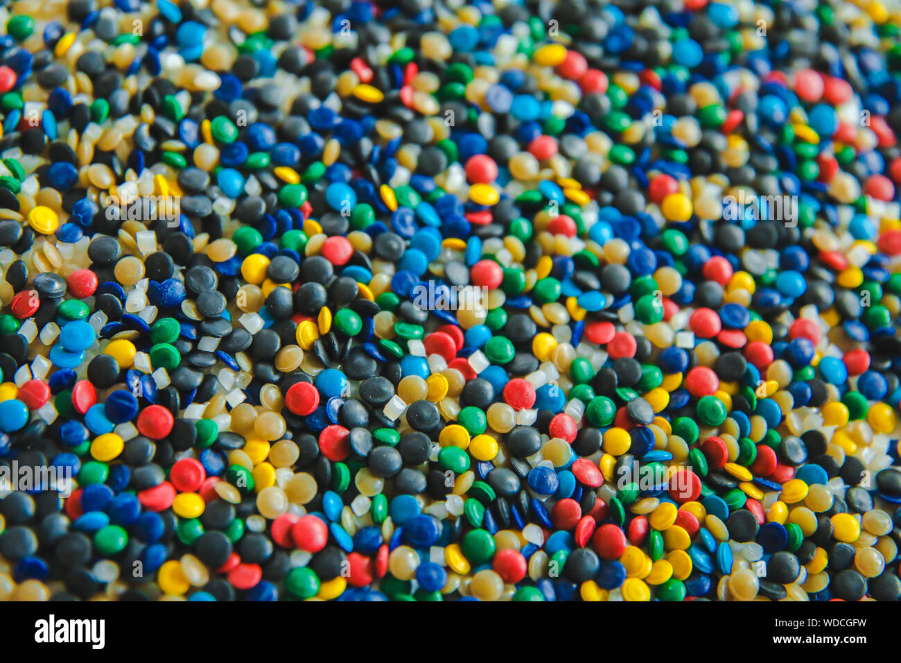 Colorant polymérique colorés industriels. Granules de plastique. Colorant pour les matières plastiques. Pigment dans la texture de fond des granules de polyéthylène en plastique. Banque D'Images