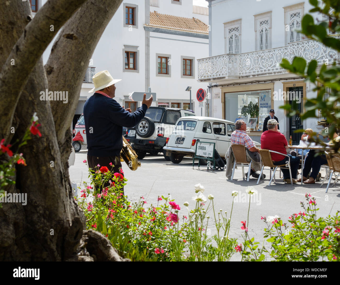 TAVIRA, PORTUGAL - Mars 23, 2018 : Un musicien de rue de l'Europe de l'tape ses mains devant un public de touristes (une balle dans un cadre de Banque D'Images