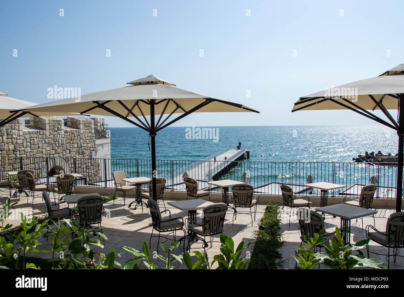 Vue sur la mer depuis le jardin d'un hôtel - St Constantine et Elena, Varna, Bulgarie, mer d'été Banque D'Images