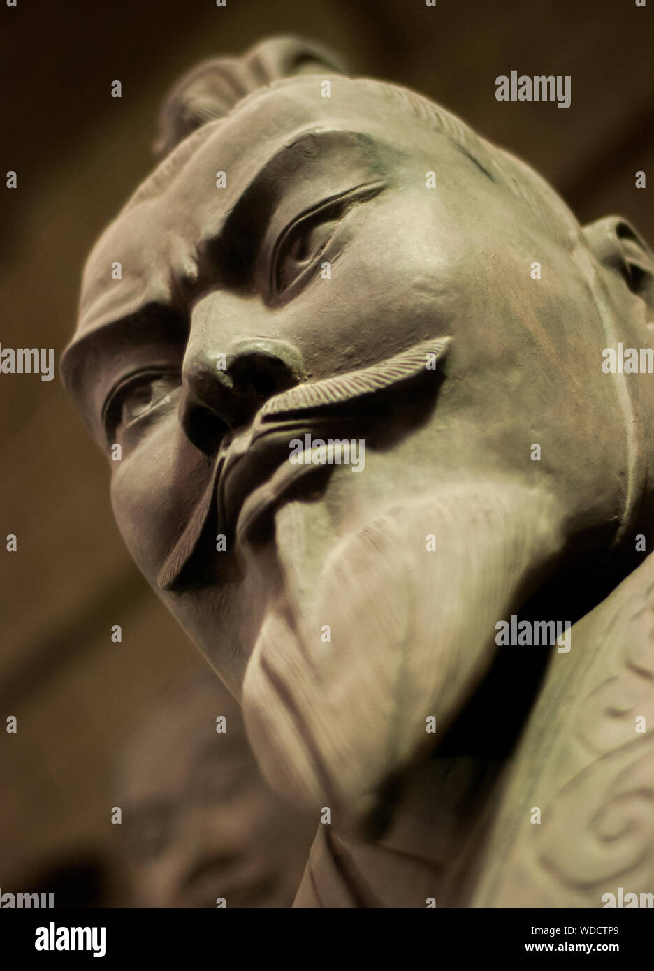 Au milieu de l'armée de terre cuite classé agent au mausolée de Qin Shi Huang à Xi'an, Chine. Banque D'Images