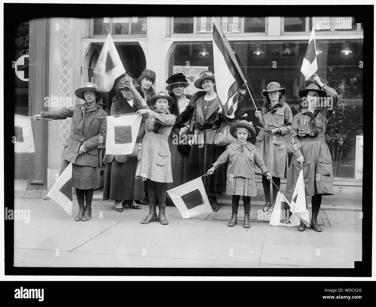 GIRL SCOUTS GROUPE AVEC Mesdames. Mme. CHARLES S. HAMLIN, ARRIÈRE GAUCHE, AVEC LA COURONNE DE LUMIÈRE NOIRE SUR CHAPEAU Abstract/moyenne : 1 négative : 5 x 7 in. ou moins Banque D'Images