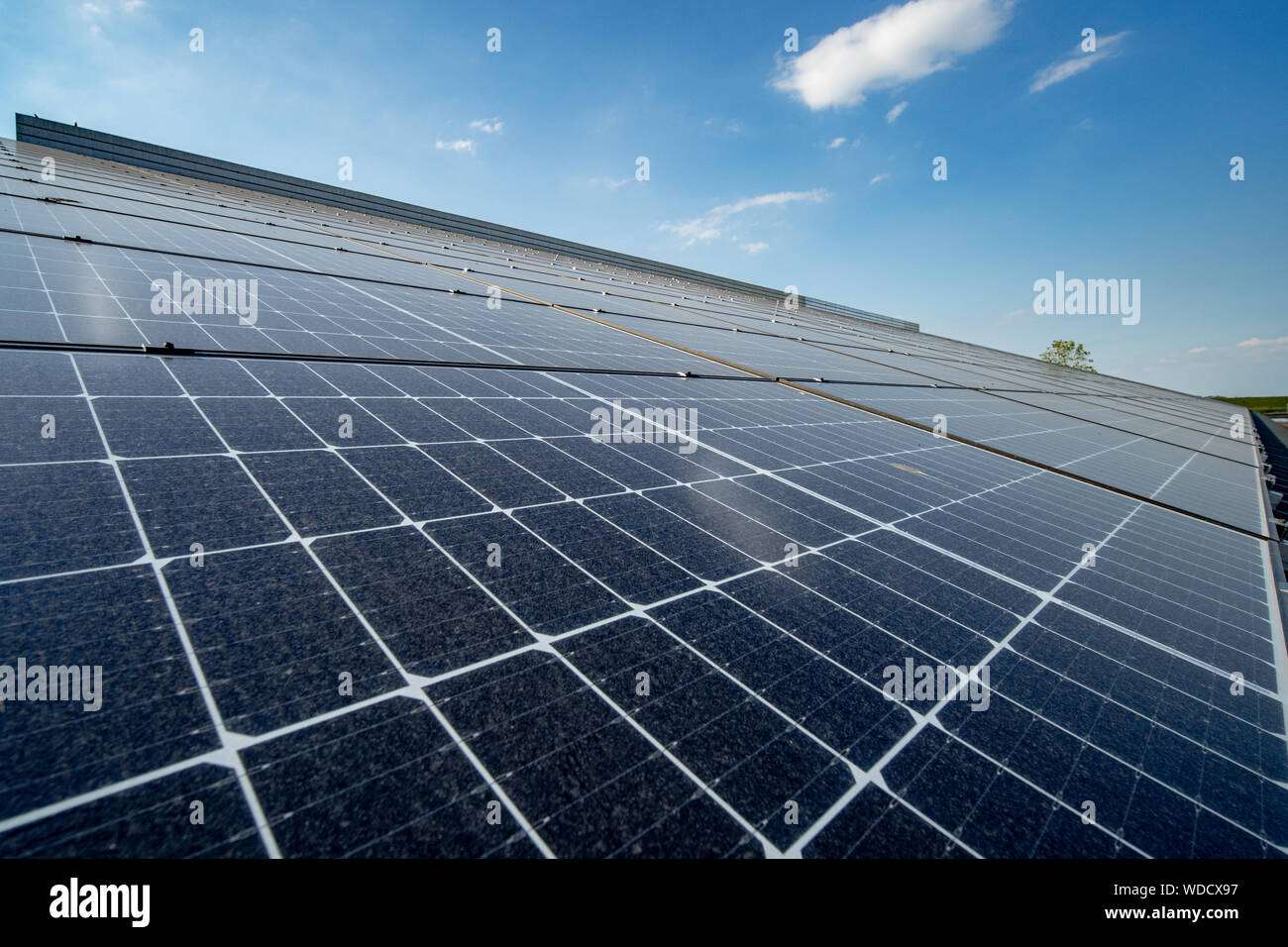 Des panneaux solaires et de ciel bleu. Système de panneaux solaires  producteurs d'énergie du soleil. Technologie propre pour un meilleur avenir  et de l'écologie Photo Stock - Alamy