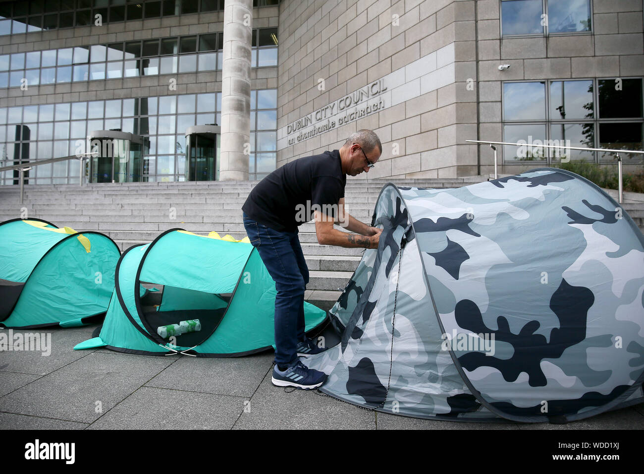 Andy O'Driscoll, bénévole à aider les sans-abri du centre-ville, au cours de leur manifestation devant les bureaux du Conseil de la ville de Dublin sur le quai en bois pour mettre en évidence une augmentation marquée du nombre de personnes vivant dans des tentes au cours du mois dernier et le sort des sans-abri. Banque D'Images