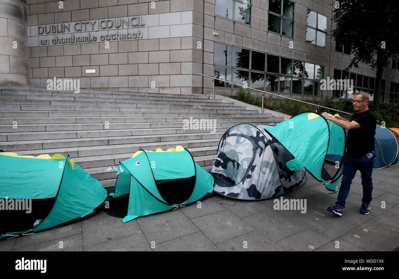 Andy O'Driscoll, bénévole à aider les sans-abri du centre-ville, au cours de leur manifestation devant les bureaux du Conseil de la ville de Dublin sur le quai en bois pour mettre en évidence une augmentation marquée du nombre de personnes vivant dans des tentes au cours du mois dernier et le sort des sans-abri. Banque D'Images