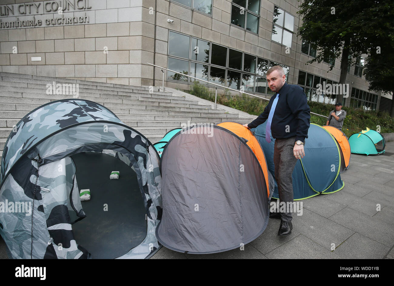 Le conseiller Anthony Flynn, chef de la Ville d'aider les sans-abri, lors de leur manifestation devant les bureaux du Conseil de la ville de Dublin sur le quai en bois pour mettre en évidence une augmentation marquée du nombre de personnes vivant dans des tentes au cours du mois dernier et le sort des sans-abri. Banque D'Images