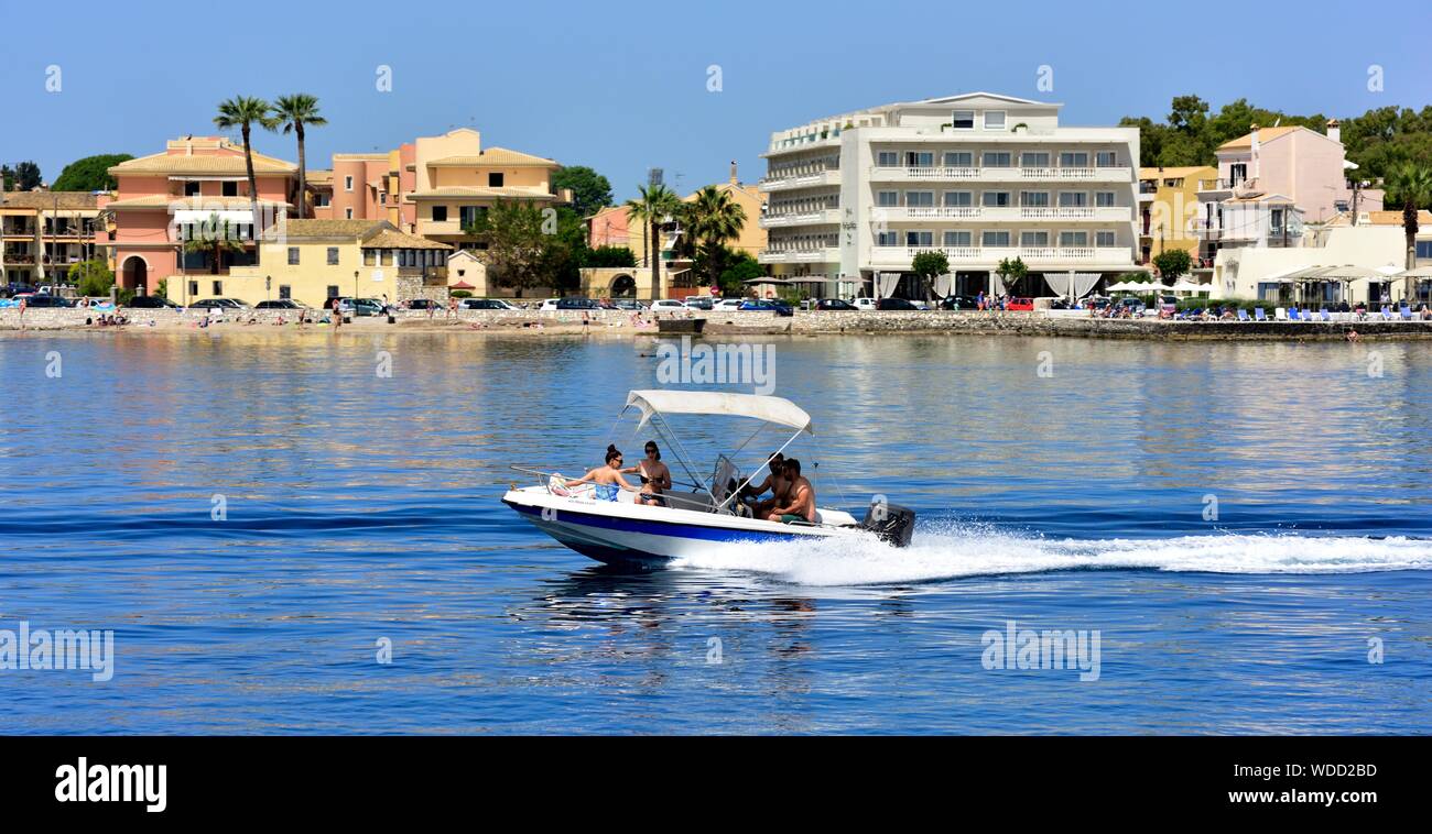 Les touristes sur un bateau,location loisirs,Corfou, Grèce îles Ioniennes Banque D'Images