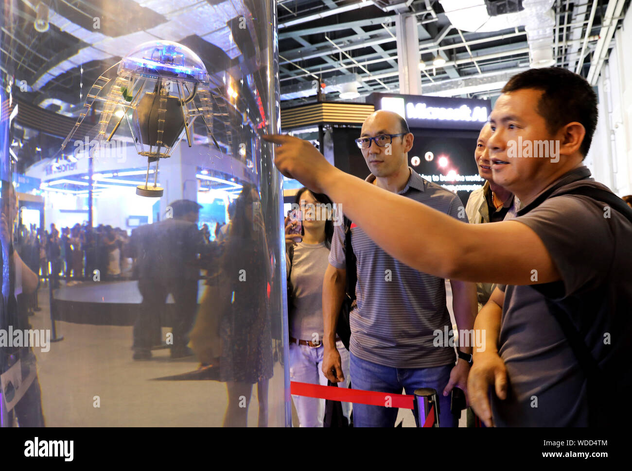 (190829) -- SHANGHAI, le 29 août 2019 (Xinhua) -- Les visiteurs voir une méduse robotique au cours de la Conférence mondiale 2019 de l'Intelligence Artificielle (WAIC) dans l'est de la Chine, Shanghai, le 29 août 2019. La Conférence mondiale 2019 de l'Intelligence Artificielle (WAIC) est actuellement détenu à la croissance économique de la Chine Shanghai moyeu du jeudi au samedi en vue d'encourager la coopération et l'innovation L'IA à l'échelle mondiale. Avec le thème de la 'Connectivité intelligente, une infinité de possibilités," cette année, l'événement mettra l'accent sur AI-développement de haute qualité a permis de faire face aux problèmes communs en matière de développement humain et de créer une vie meilleure fo Banque D'Images