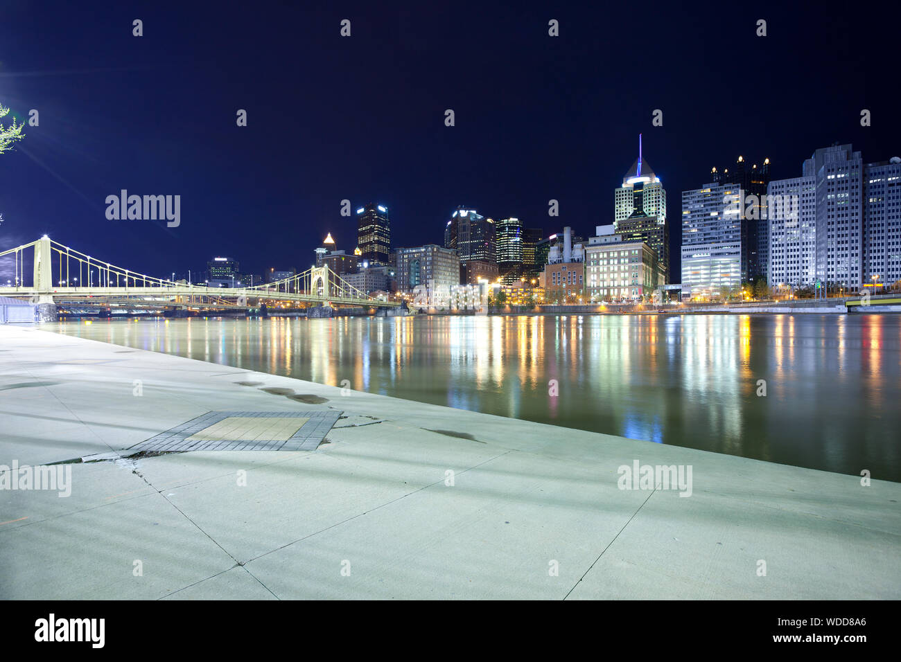 Le centre-ville et Roberto Clemente Bridge sur la rivière Allegheny, Pittsburgh, Pennsylvanie, USA Banque D'Images