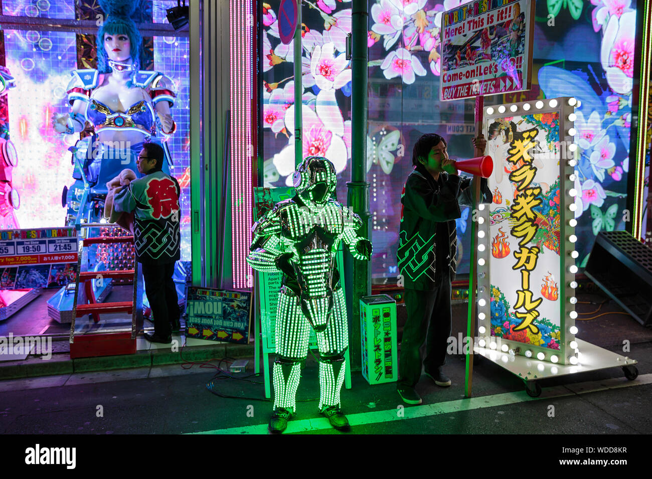 En dehors de Tokyo Restaurant Robot, un thème restaurant/bar doté d''un raucous pop-culture show avec monstres robotiques, danseurs et lasers. Banque D'Images