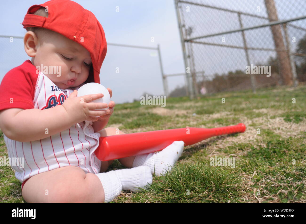 Bebe Garcon Jouant Avec Le Baseball Au Jeux Pour Enfants Photo Stock Alamy