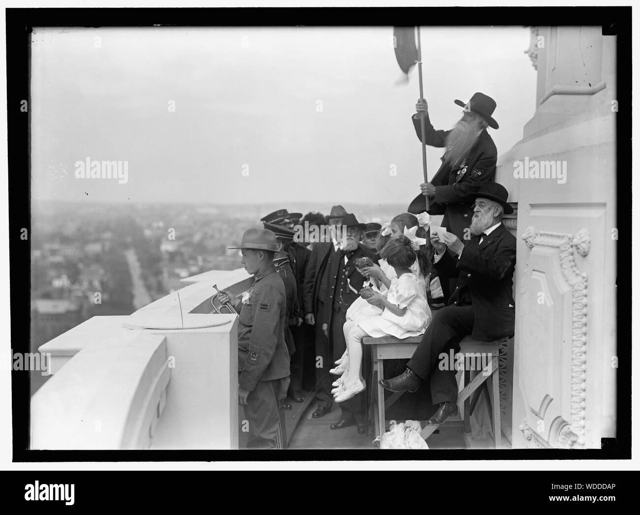 Grande ARMÉE DE LA RÉPUBLIQUE, défilé au campement de 1915. Cérémonie PAR ANCIENS COMBATTANTS DE G.A.R. Dans la galerie ouest du CAPITOL J R. WHITTLESAY DE MO. Avec un drapeau blanc, libérant COLOMBES DE PAIX DR. JOHN M. ADAMS de Cincinnati, debout, DROITE FRANK KIRSCH GASSNER, COMMANDANT EN CHEF DES FILS D'ANCIENS COMBATTANTS Abstract/moyenne : 1 négative : 5 x 7 in. ou moins Banque D'Images