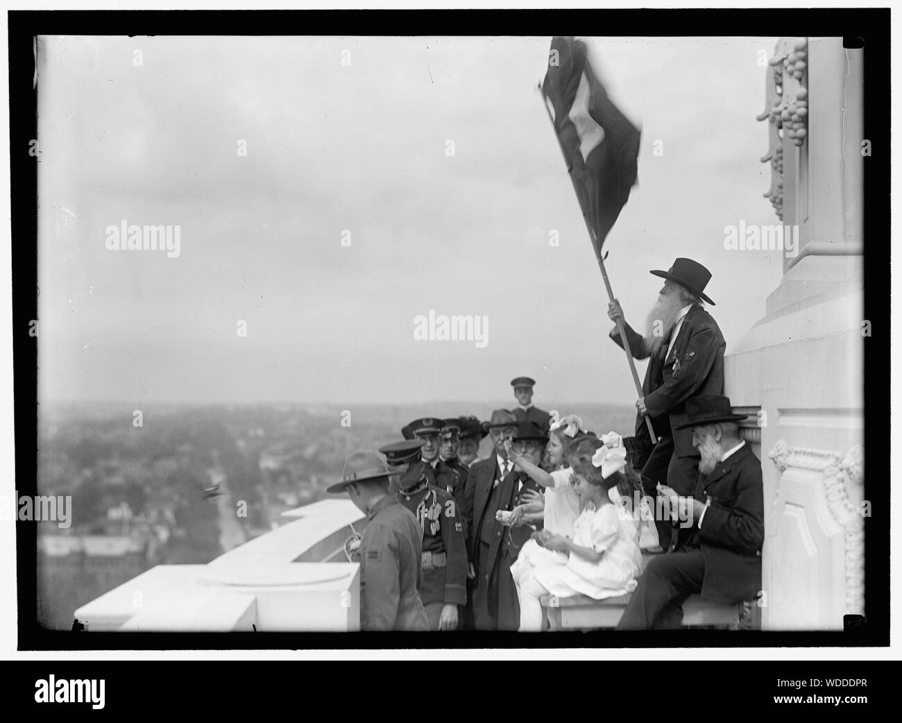 Grande ARMÉE DE LA RÉPUBLIQUE, défilé au campement de 1915. Cérémonie PAR ANCIENS COMBATTANTS DE G.A.R. Dans la galerie ouest du CAPITOL J R. WHITTLESAY DE MO. Avec un drapeau blanc, libérant COLOMBES DE PAIX DR. JOHN M. ADAMS de Cincinnati, debout, DROITE FRANK KIRSCH GASSNER, COMMANDANT EN CHEF DES FILS D'ANCIENS COMBATTANTS Abstract/moyenne : 1 négative : 5 x 7 in. ou moins Banque D'Images