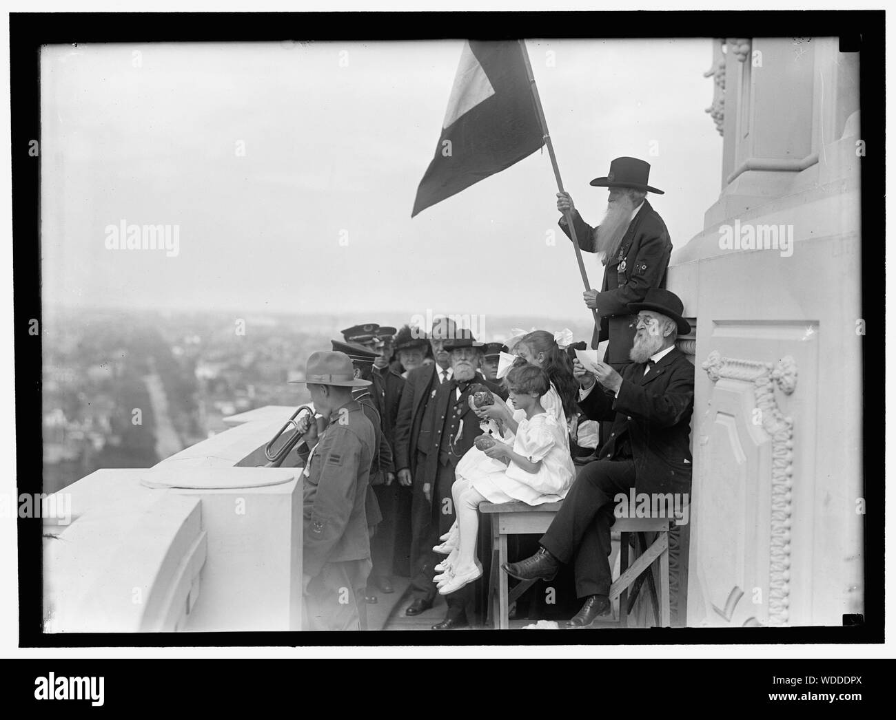 Grande ARMÉE DE LA RÉPUBLIQUE, défilé au campement de 1915. Cérémonie PAR ANCIENS COMBATTANTS DE G.A.R. Dans la galerie ouest du CAPITOL J.R. WHITTLESAY DE MO. Avec un drapeau blanc, libérant COLOMBES DE PAIX DR. JOHN M. ADAMS de Cincinnati, debout, DROITE FRANK KIRSCH GASSNER, COMMANDANT EN CHEF DES FILS D'ANCIENS COMBATTANTS Abstract/moyenne : 1 négative : 5 x 7 in. ou moins Banque D'Images