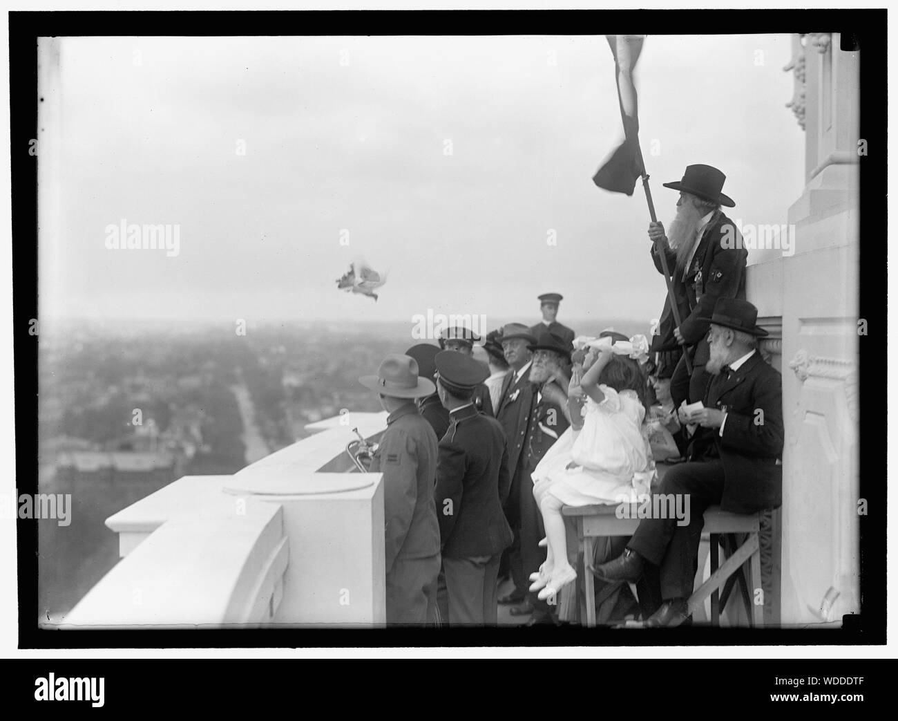 Grande ARMÉE DE LA RÉPUBLIQUE, défilé au campement de 1915. Cérémonie PAR ANCIENS COMBATTANTS DE G.A.R. Dans la galerie ouest du CAPITOL J R. WHITTLESAY DE MO. Avec un drapeau blanc, libérant COLOMBES DE PAIX DR. JOHN M. ADAMS de Cincinnati, debout, DROITE FRANK KIRSCH GASSNER, COMMANDANT EN CHEF DES FILS D'ANCIENS COMBATTANTS Abstract/moyenne : 1 négative : 5 x 7 in. ou moins Banque D'Images