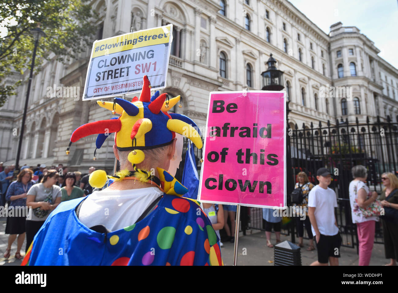 Londres, Royaume-Uni. 29 août 2019. Un militant anti-Brexit habillé comme Boris Johnson comme clown manifestations devant Downing Street le jour d'après Boris Johnson, de Premier ministre britannique, a annoncé l'intention de suspendre le Parlement, dans le cadre du mécanisme de la prorogation, afin d'affiner son Brexit plans. Crédit : Stephen Chung / Alamy Live News Banque D'Images