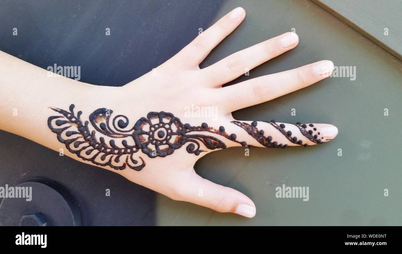 Modèle Henné Main Petite Fille Henna design Banque de photographies et d'images à haute résolution - Alamy