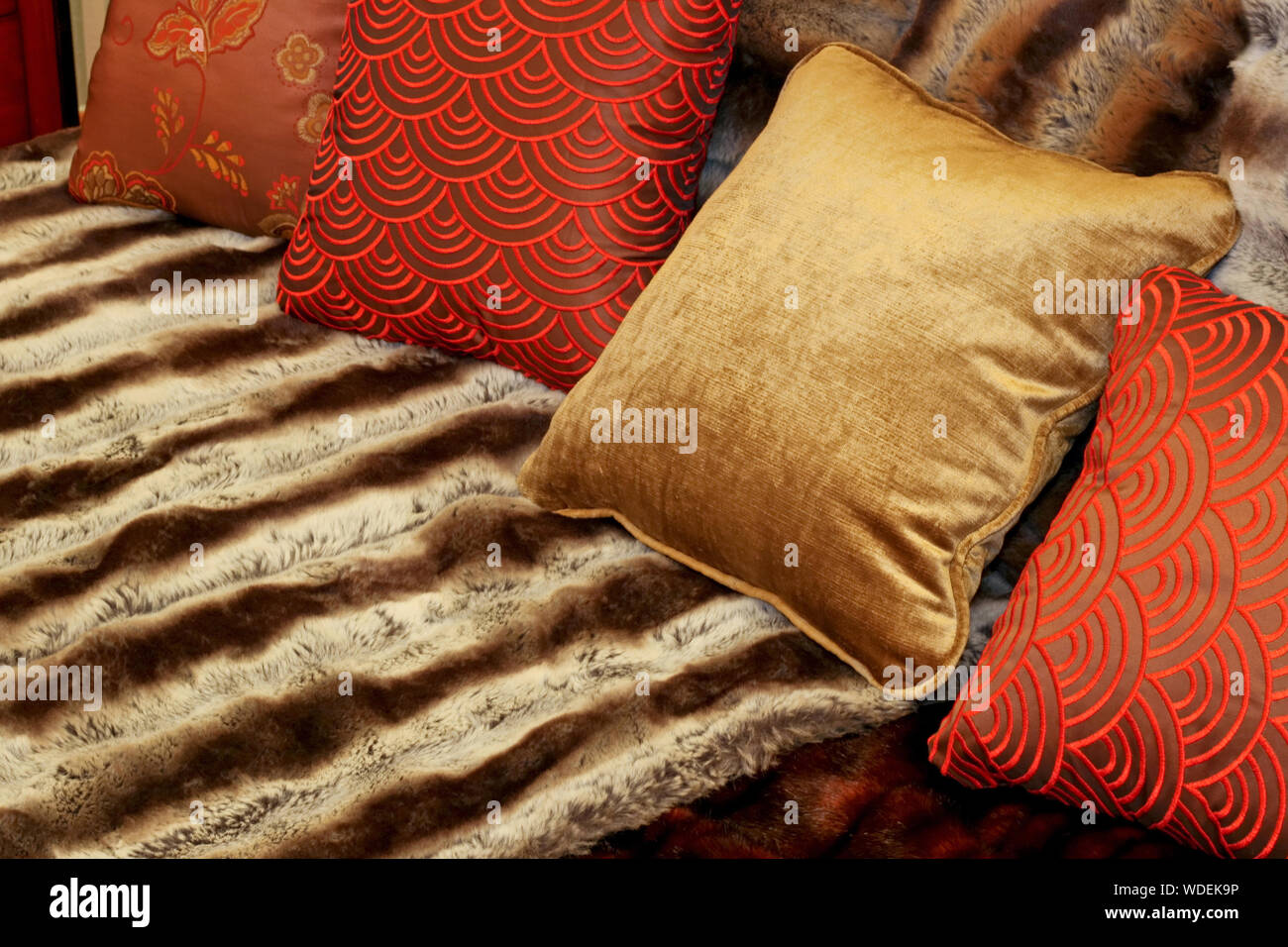 Tas d'oreillers et draps décoratif Banque D'Images